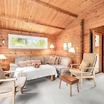 Cholena - 1-5km From The Sea By Interhome